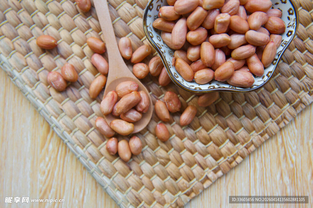 木勺与碗中的饱满花生米