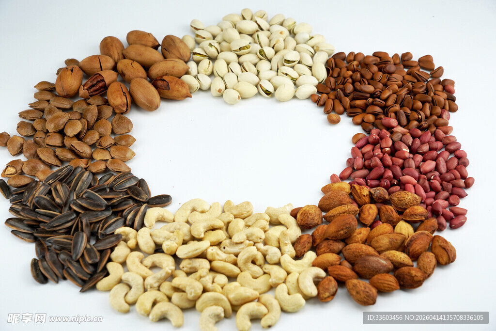 多样坚果围成圈展示