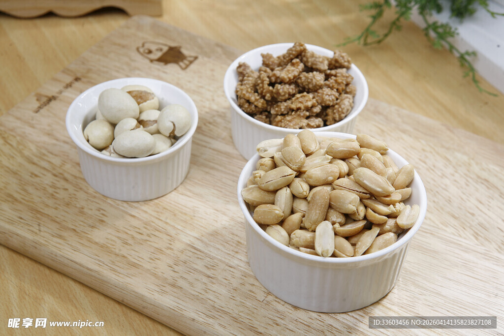 三种美味坚果摆满木桌