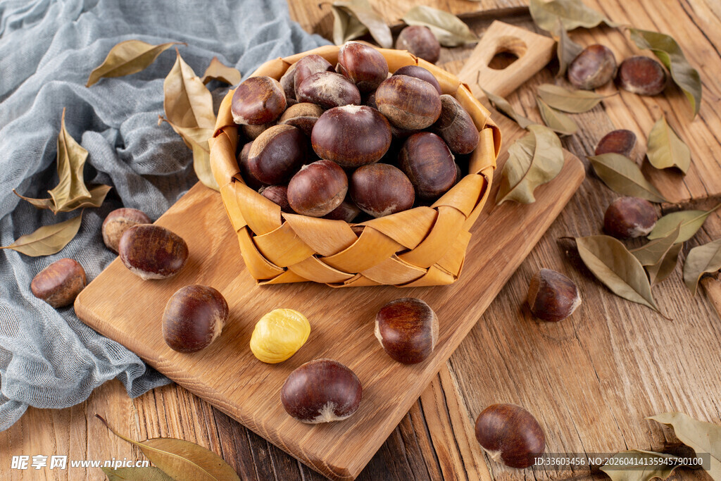 木盘上竹篮装的新鲜板栗