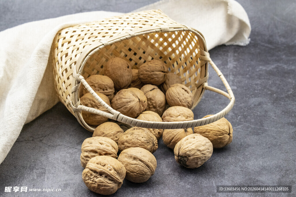 竹篮中的新鲜核桃
