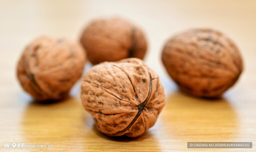 新鲜核桃摆放在木桌上