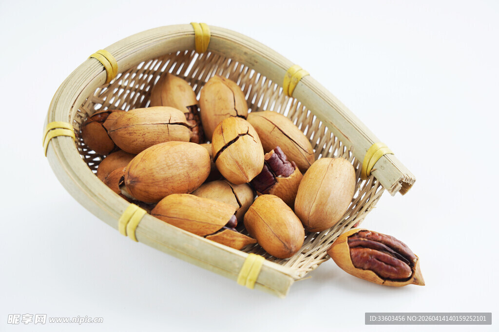 竹篮中的美味碧根果