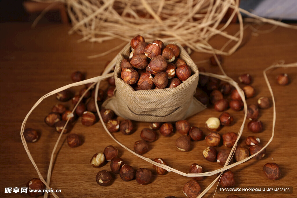 袋装榛子散落于木桌