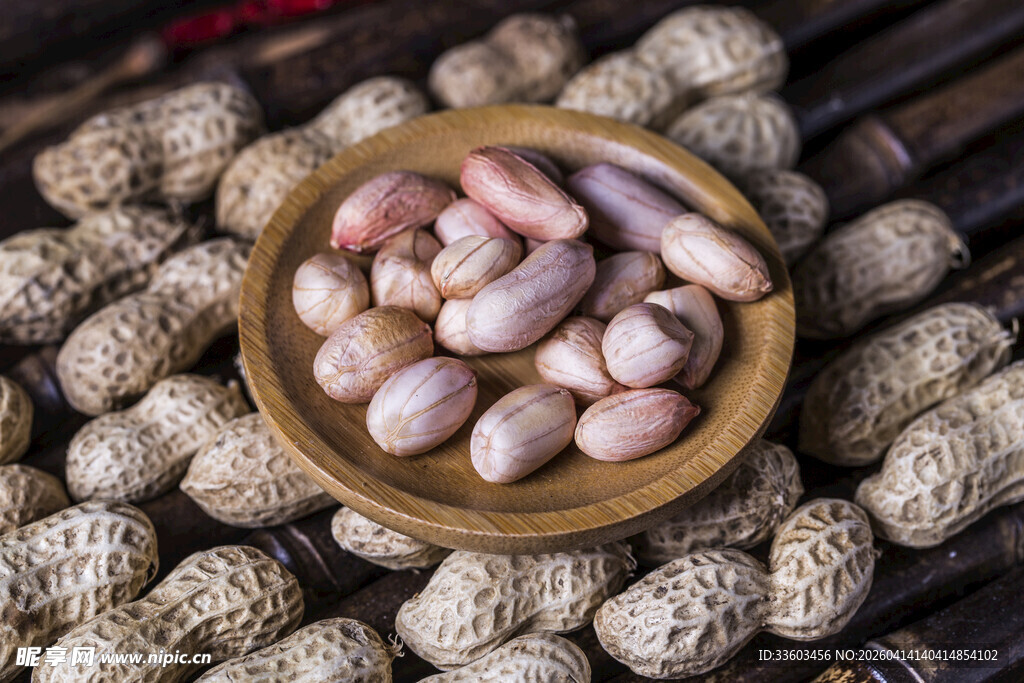 木碗盛着的新鲜花生米