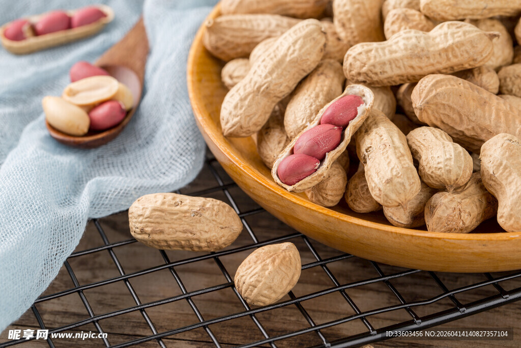 木碗中饱满的带壳花生