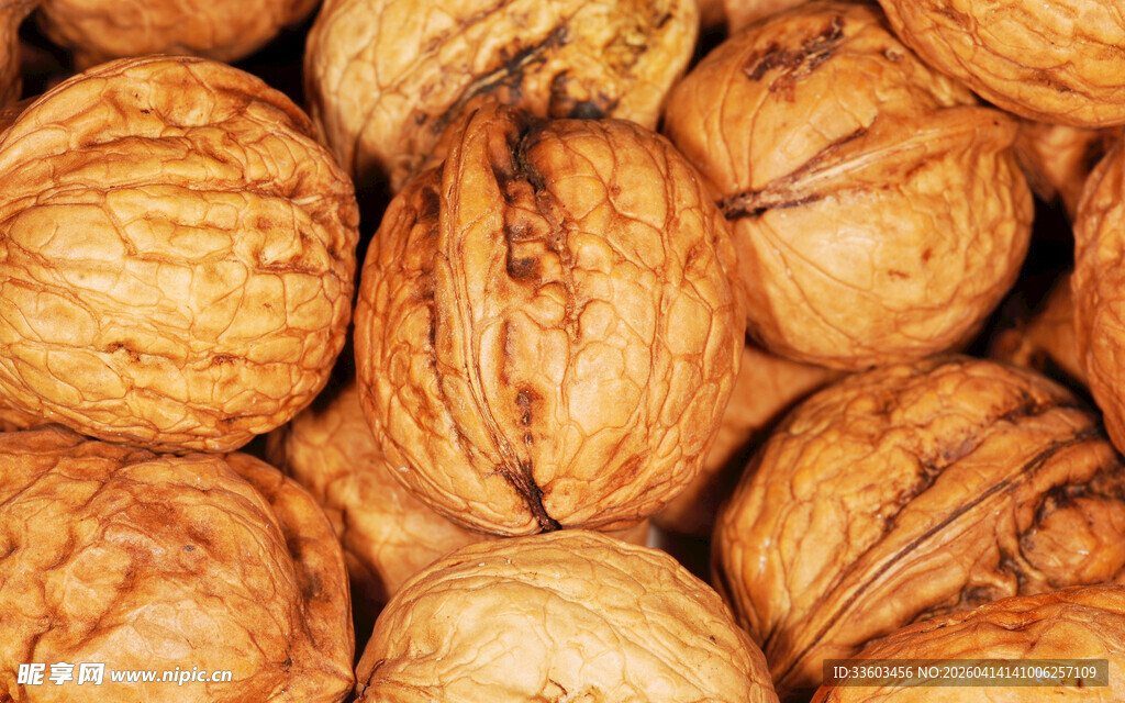 饱满核桃堆叠