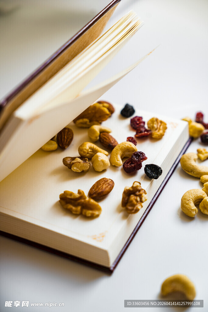 书本上散落的多样坚果
