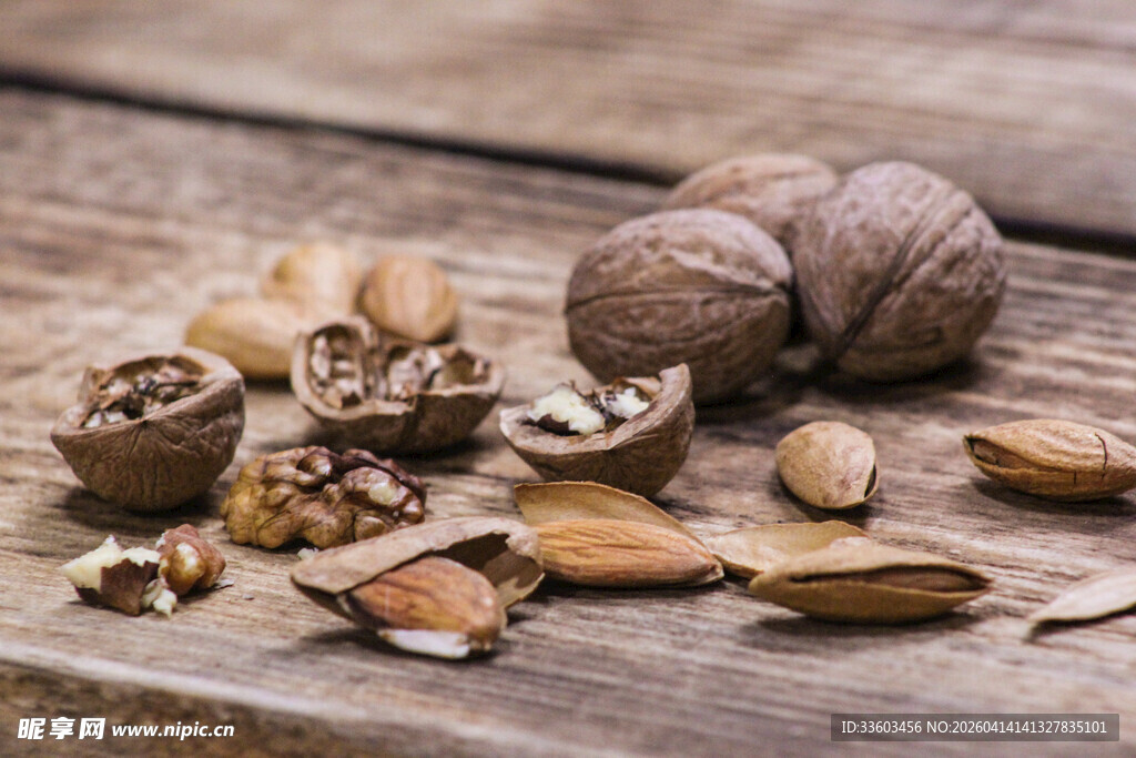 木桌上散落的核桃及碎壳