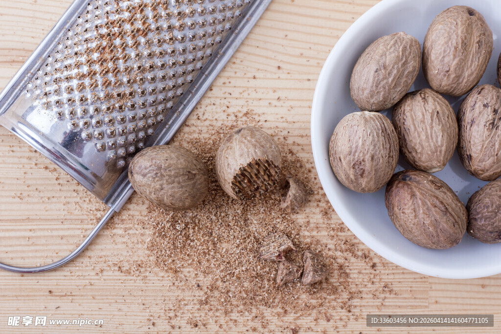 核桃与刨丝器的厨房场景