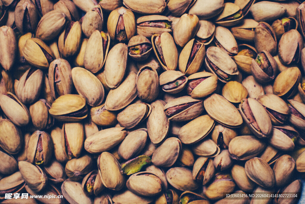 满满一盘开心果