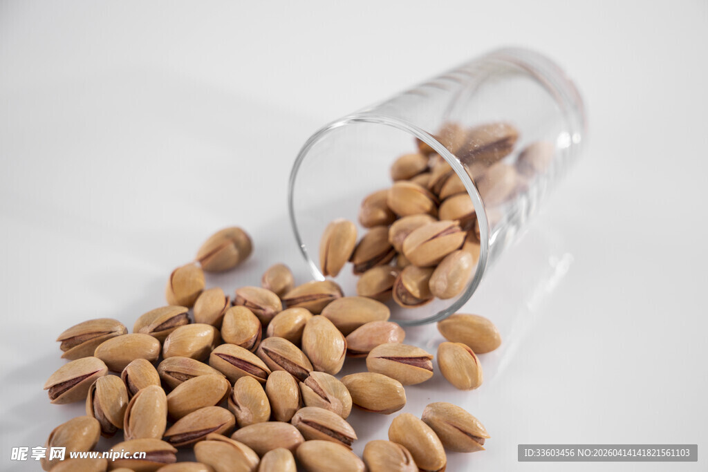 玻璃杯洒落的开心果