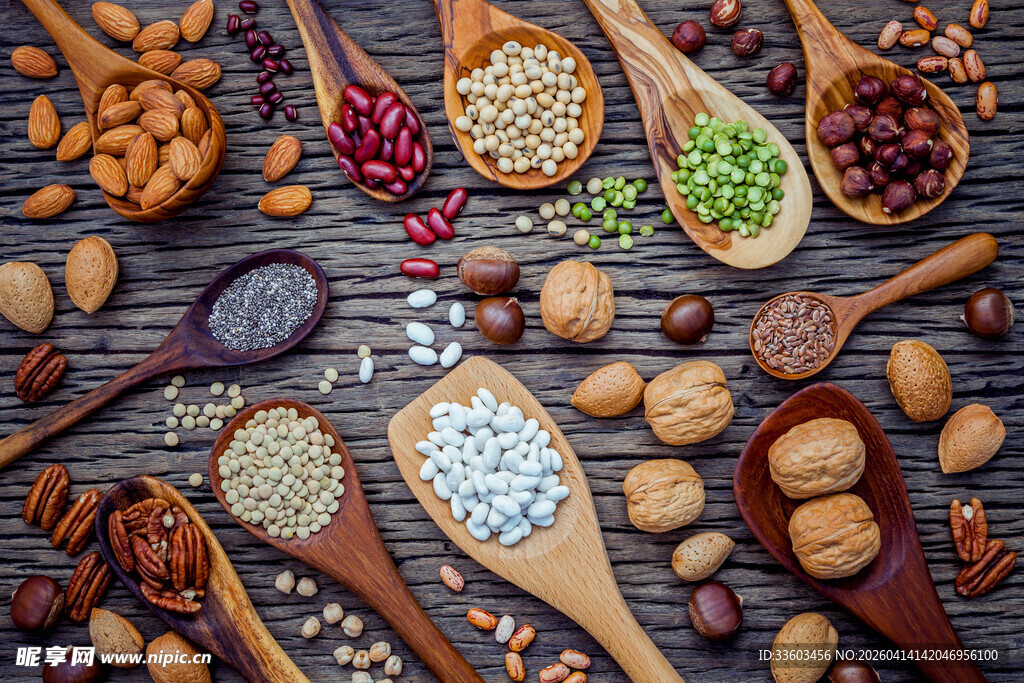 多样坚果摆于木勺木桌间