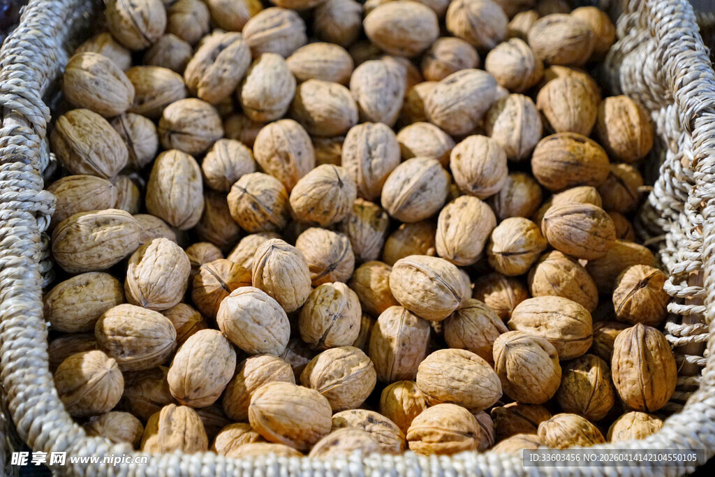 筐中饱满的褐色坚果