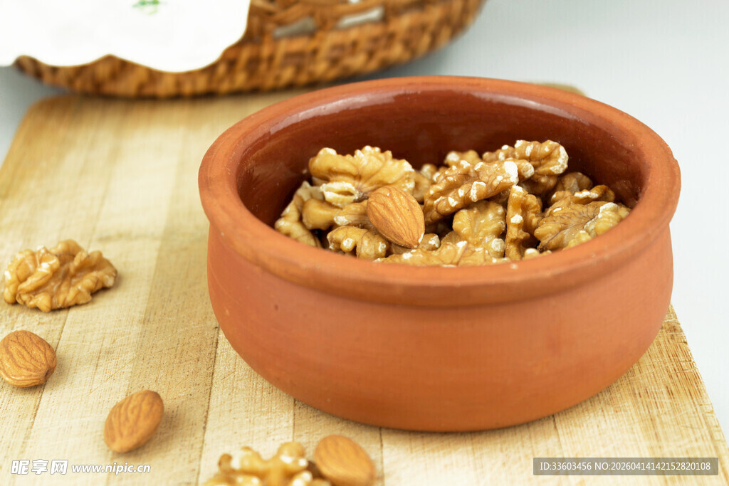 陶碗中的混合坚果