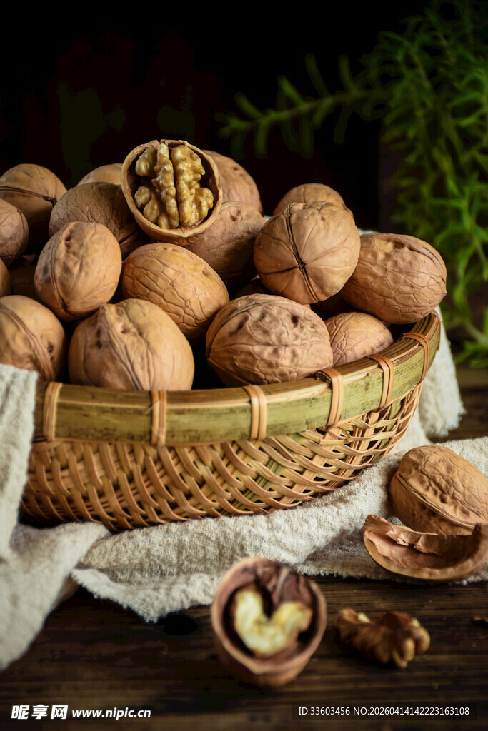 竹篮中的饱满核桃