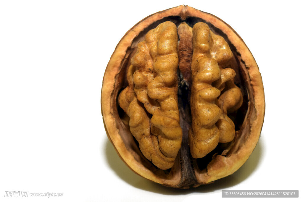 剥开的核桃特写