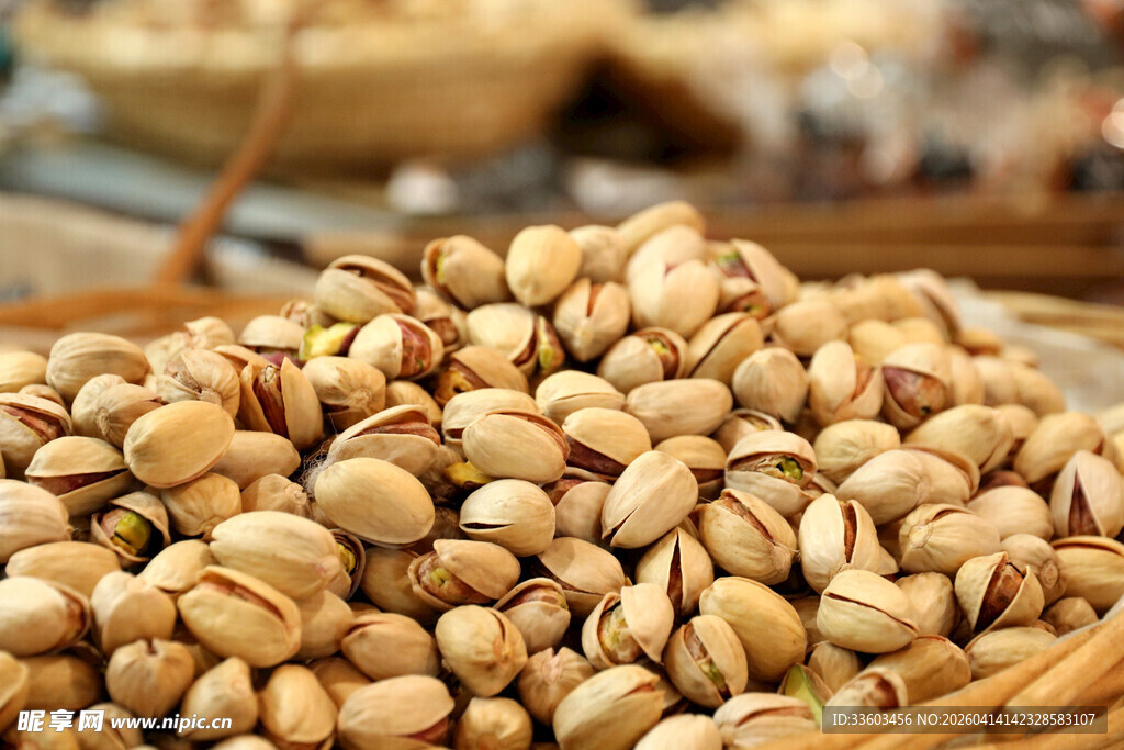 满满一篮开心果待售