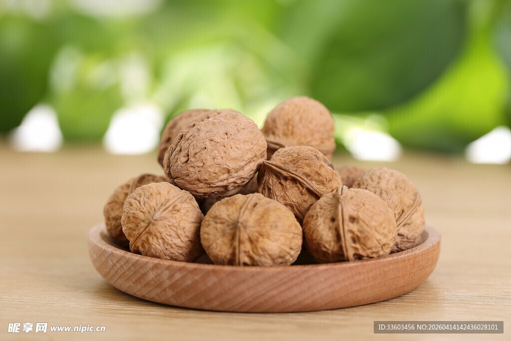 木盘里的新鲜核桃