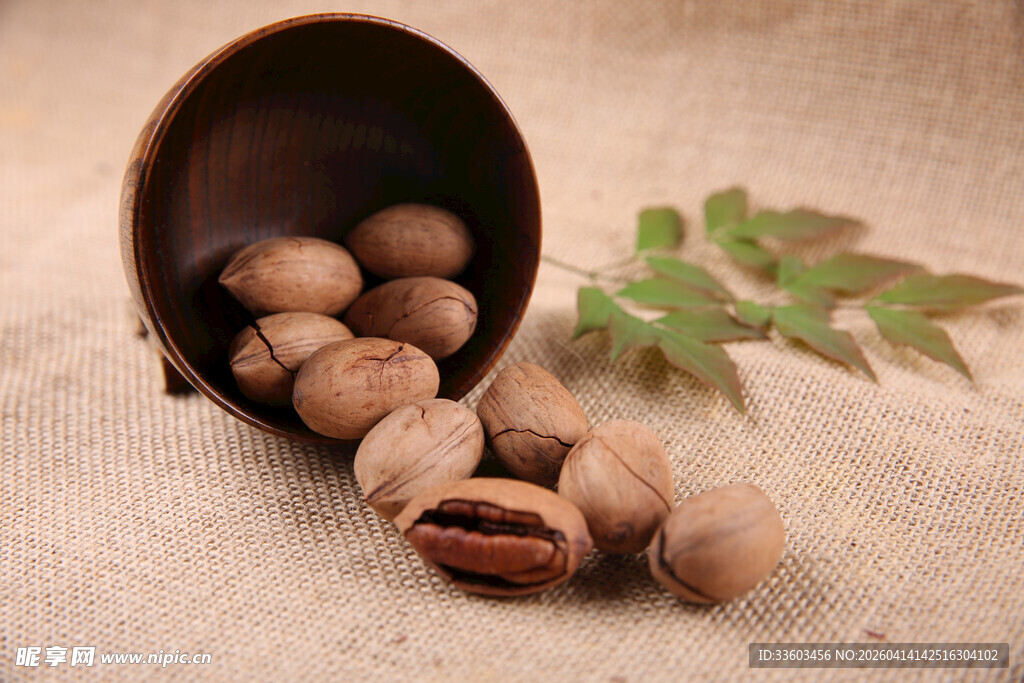 散落的美味碧根果