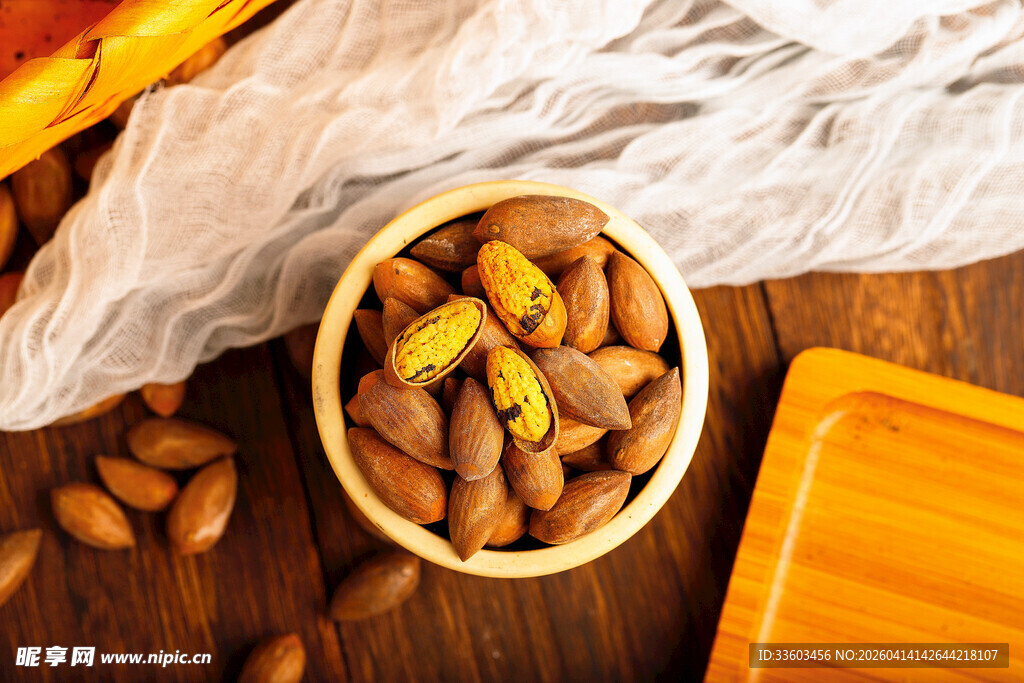木碗中的美味杏仁坚果