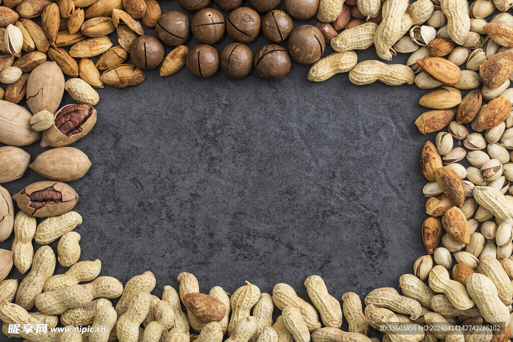 坚果环绕的黑色空白区域