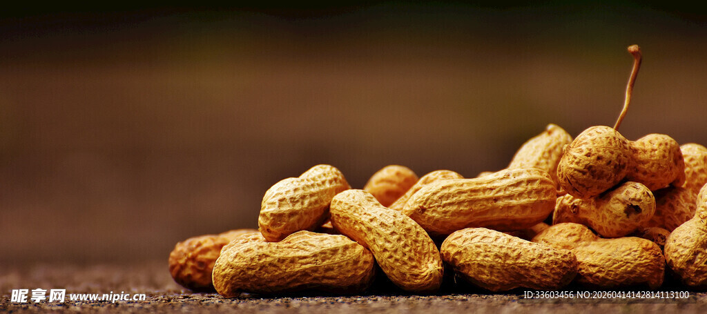 木桌上堆放的饱满花生