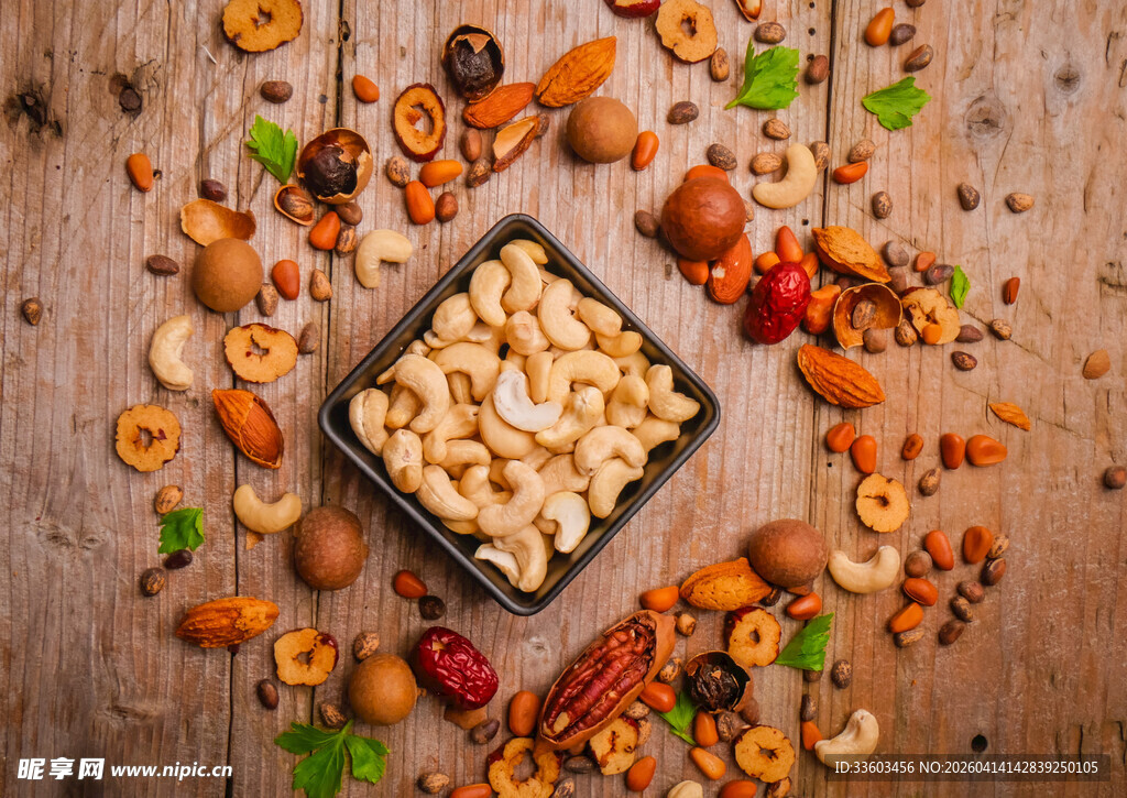 多样坚果摆放在木桌上