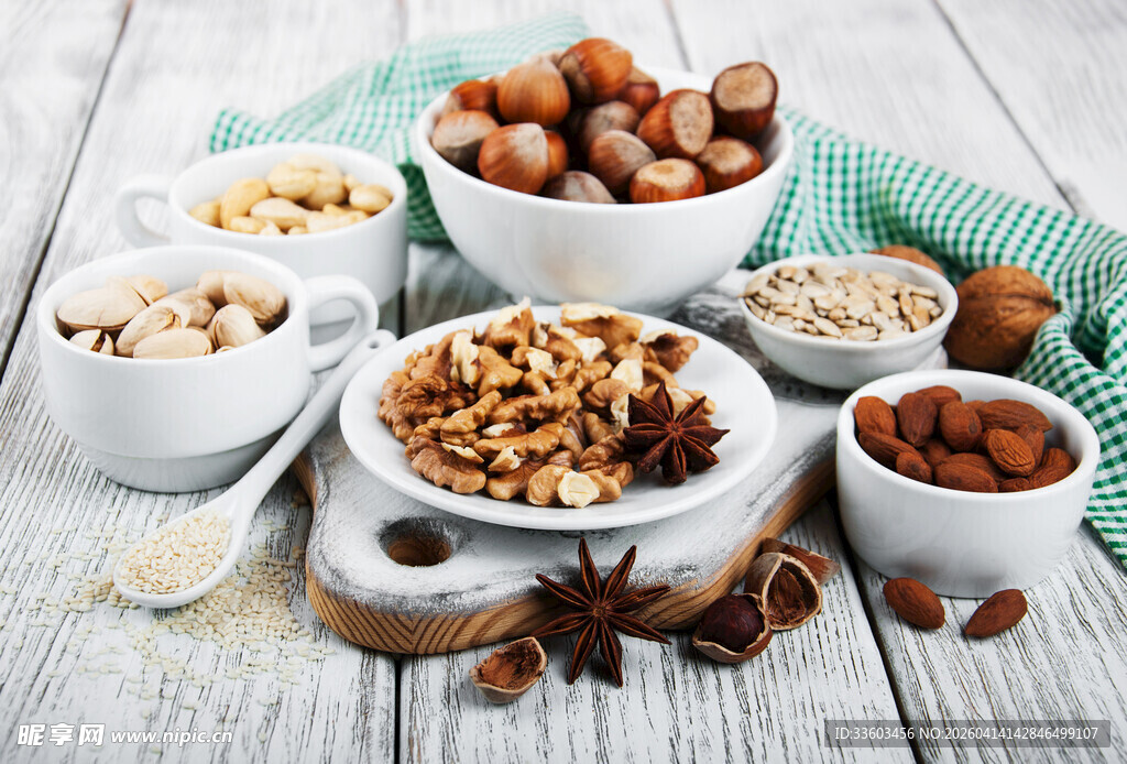 多样坚果摆放在木桌上