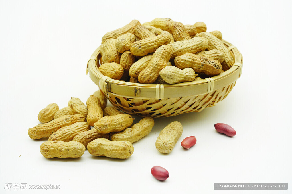 竹篮装着的美味带壳花生