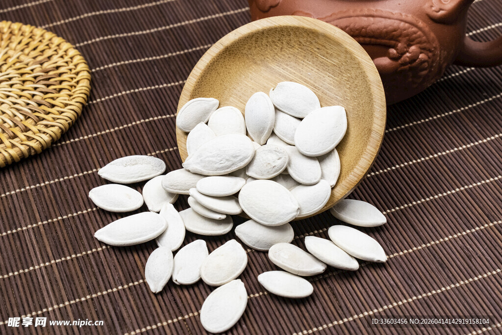 木勺中散落的白瓜子