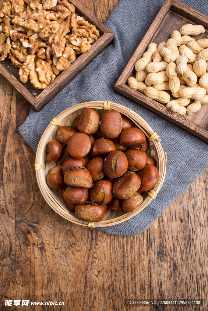 多样坚果摆放在木桌上