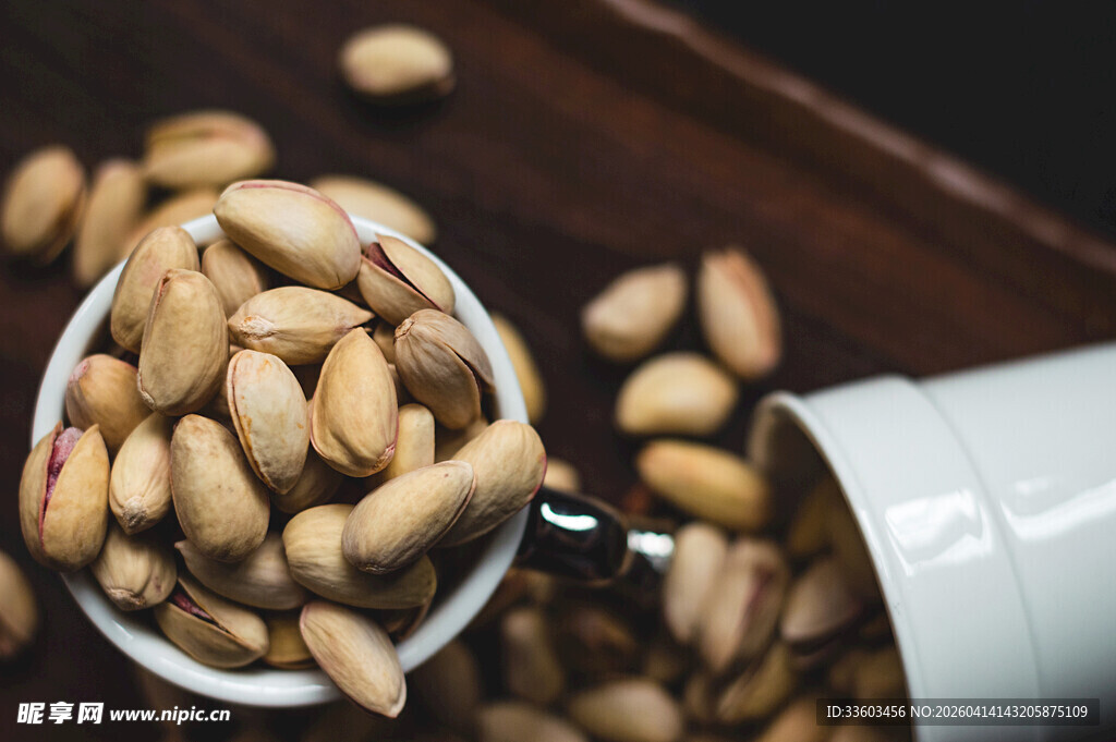 碗中盛放的美味开心果