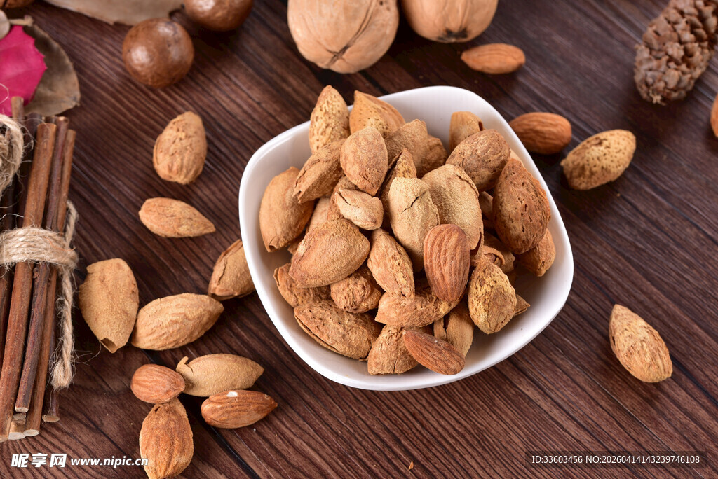 木桌上的美味杏仁坚果