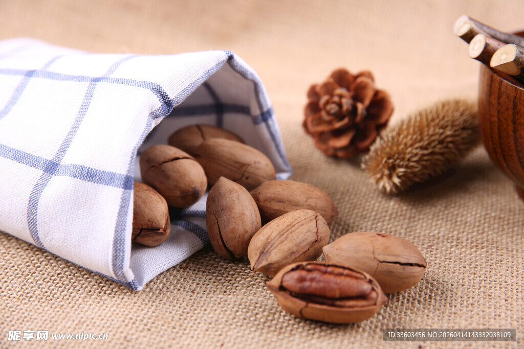 蓝白袋中散落美味碧根果