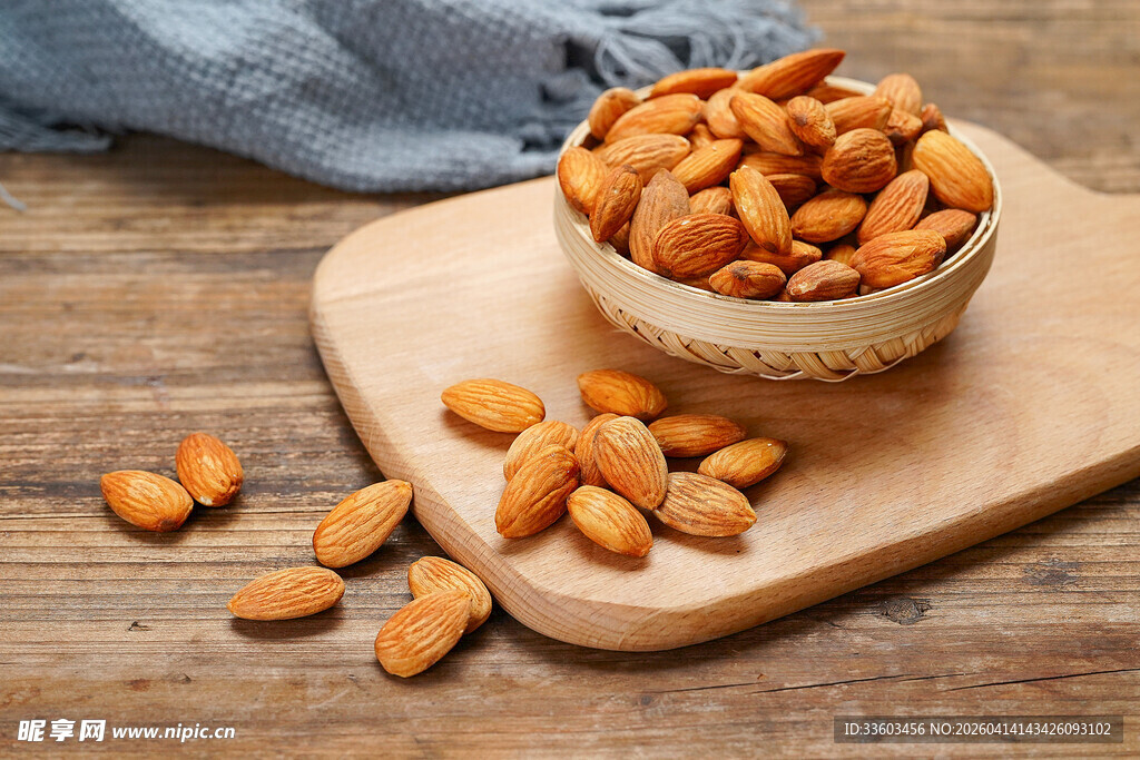 木盘上碗装美味杏仁