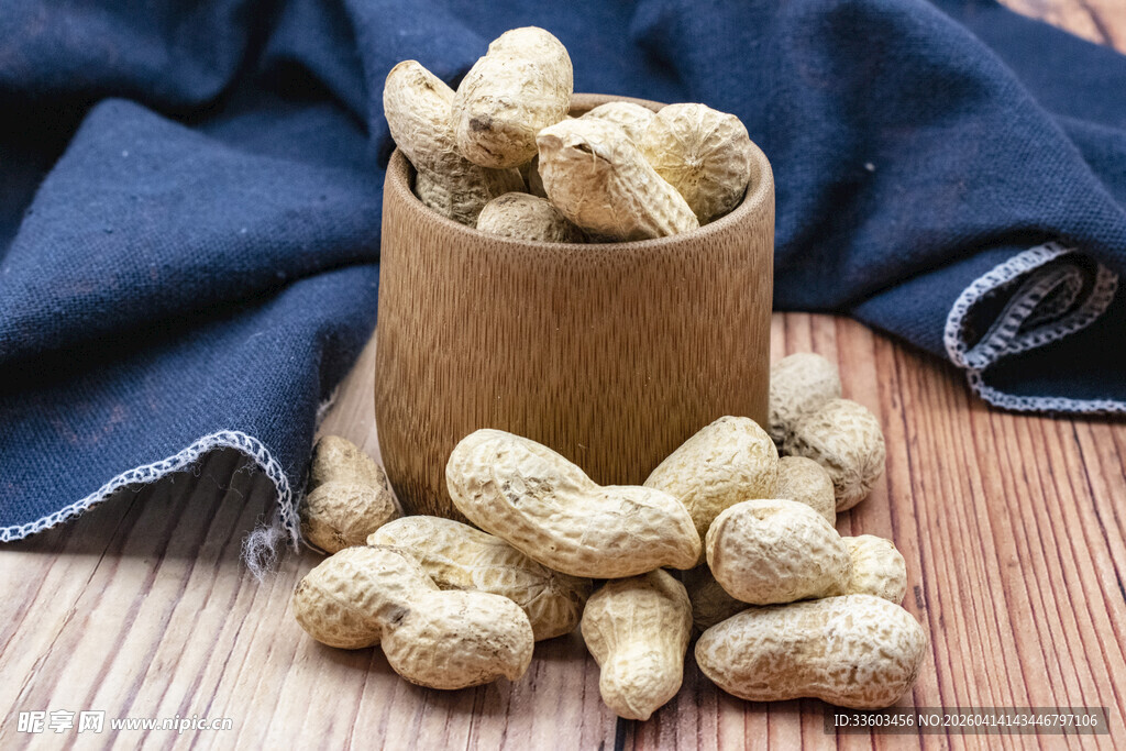 罐装花生摆放在木桌布上