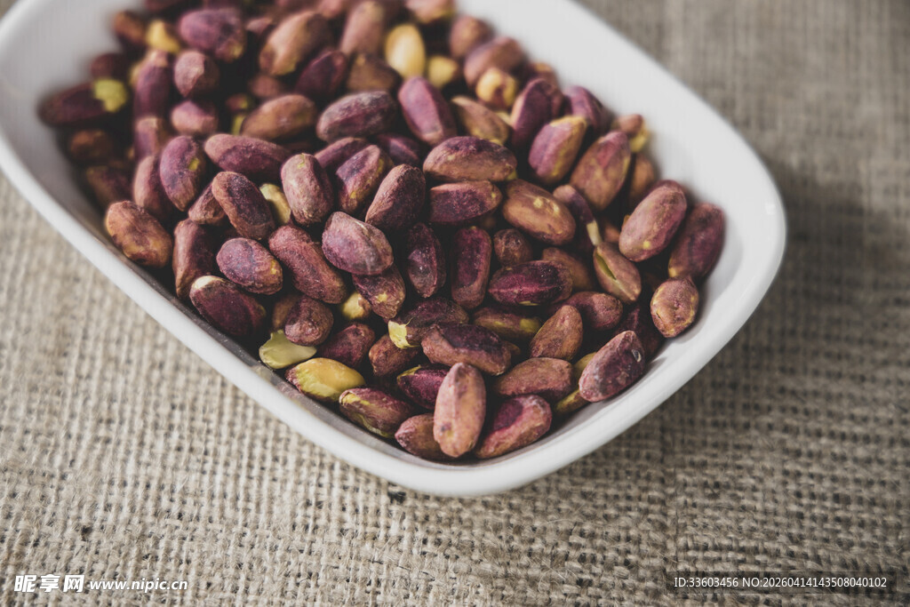 白碗中盛放的多彩开心果