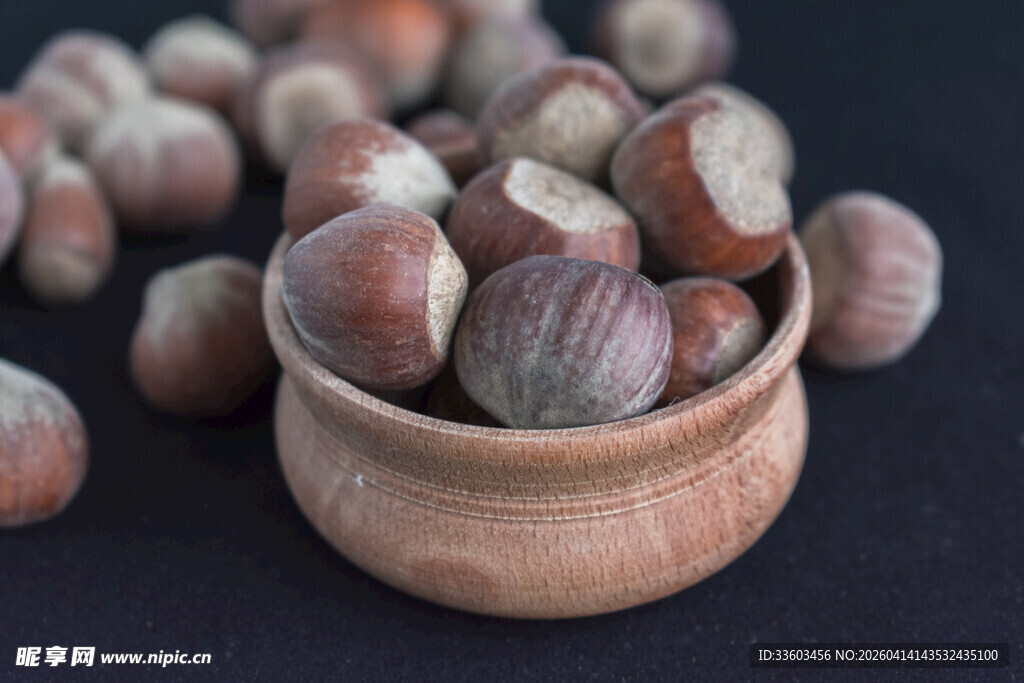 木碗中的榛子
