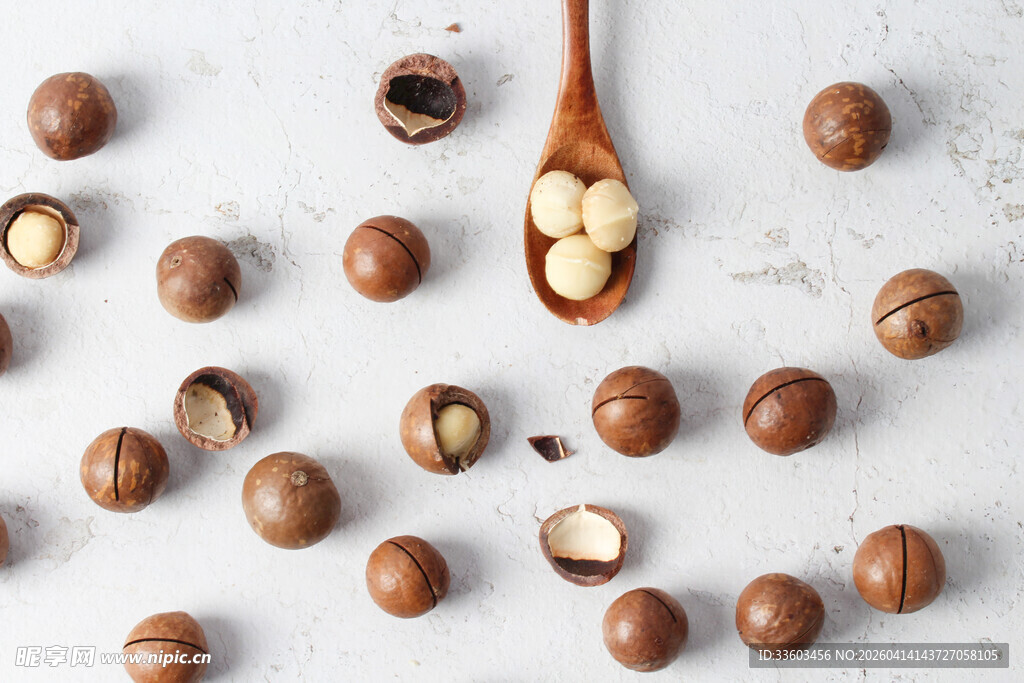 散落的夏威夷果与木勺