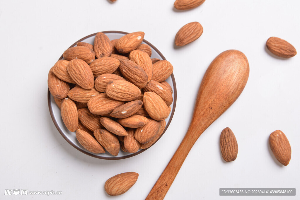 碗中杏仁与木勺特写