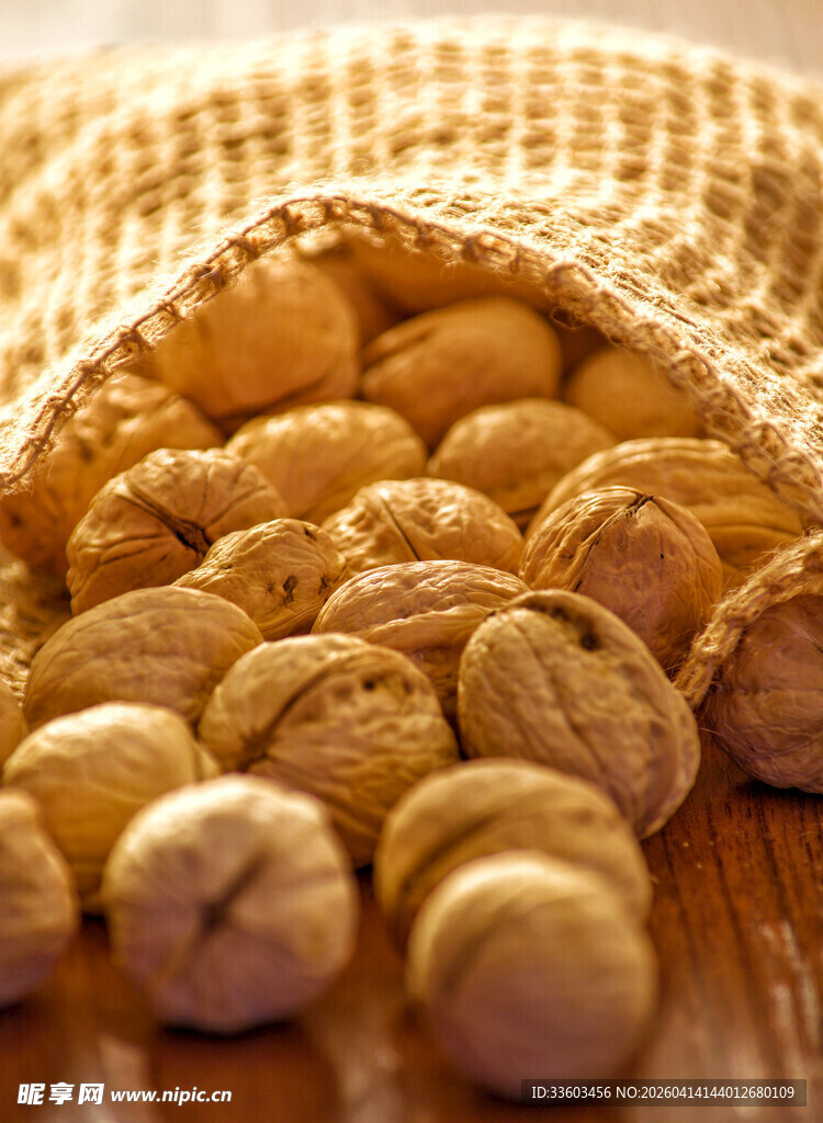 袋装核桃散落于木桌