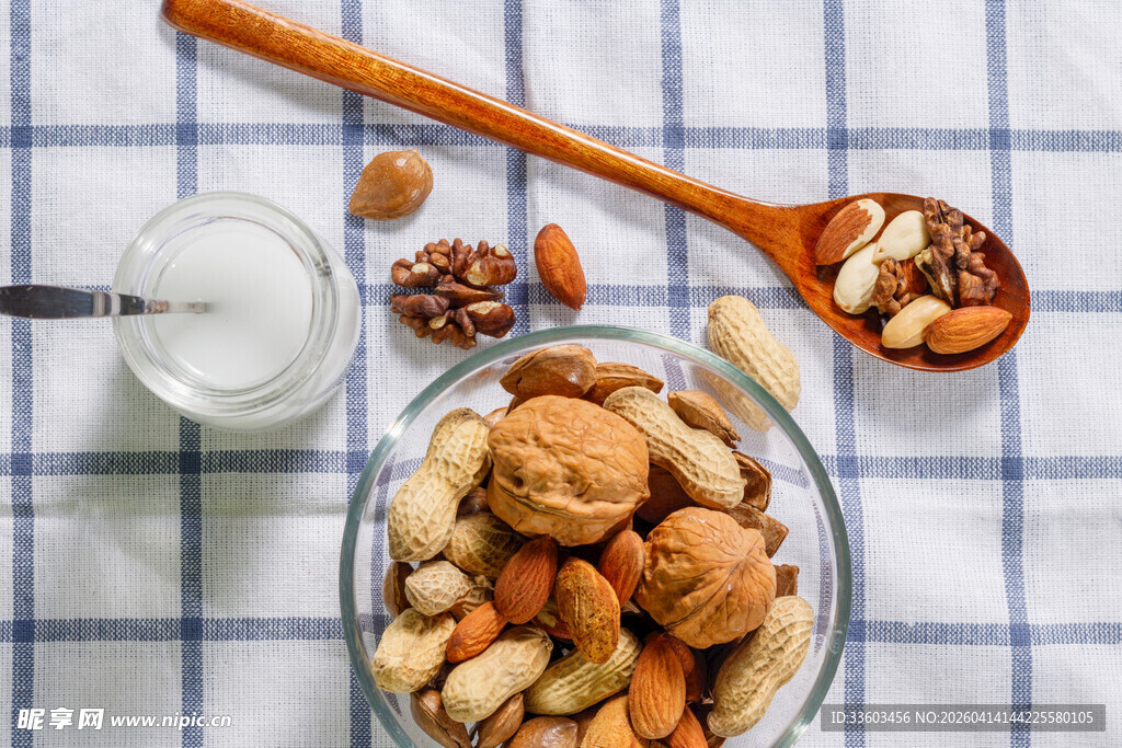 多样坚果摆于清新桌布上