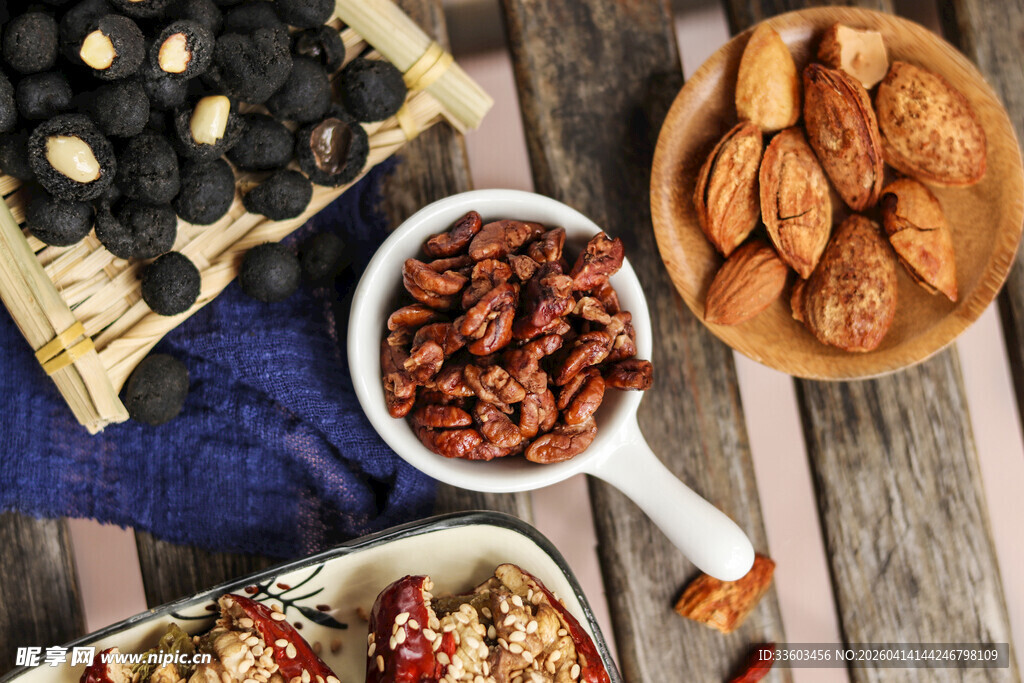 多样美味坚果摆于木桌