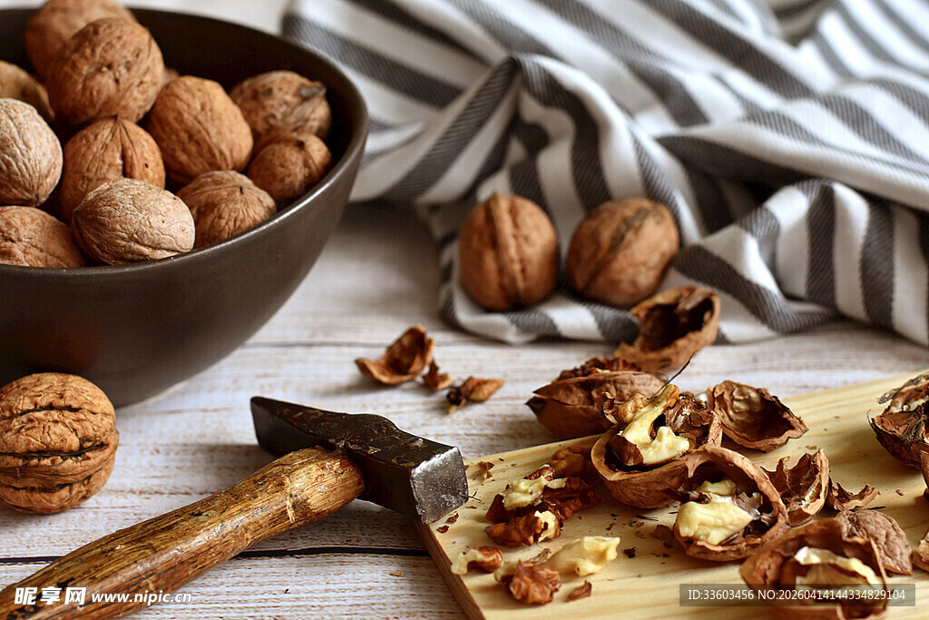 新鲜核桃与开壳工具展示