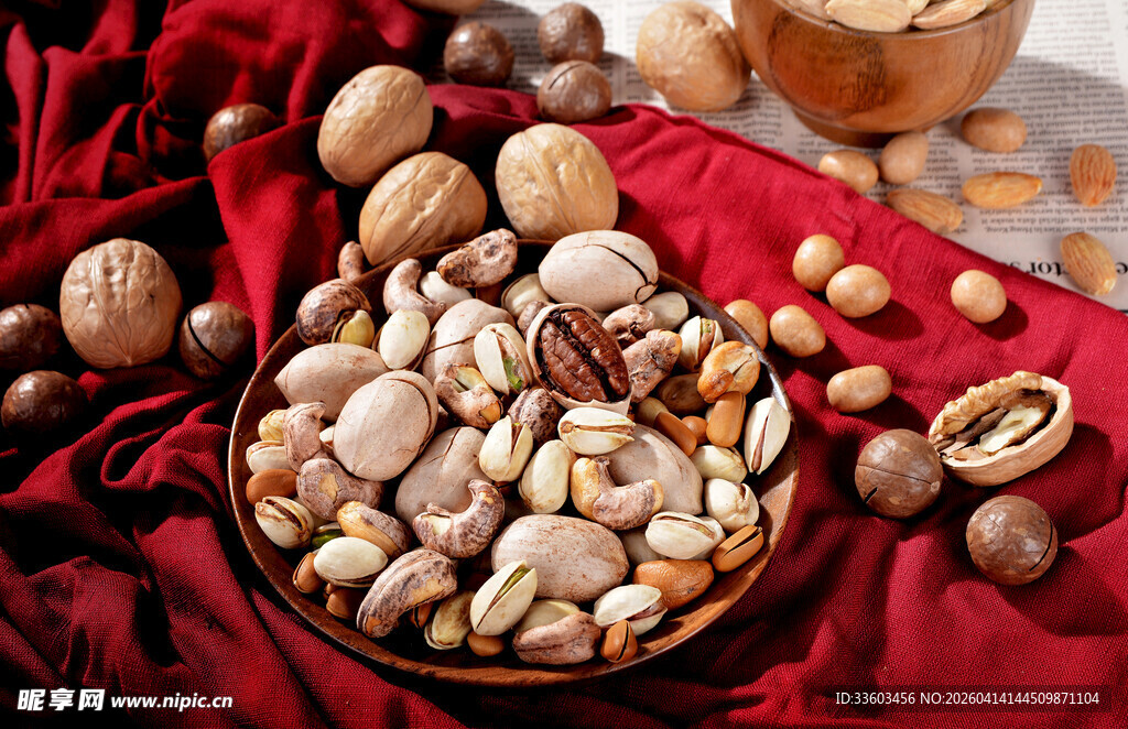 多彩坚果摆于红布之上