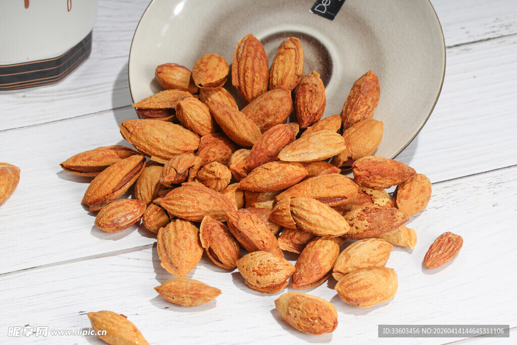 散落的美味杏仁
