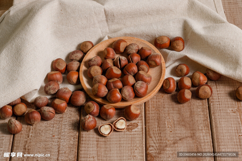 木碗中散落的美味榛子