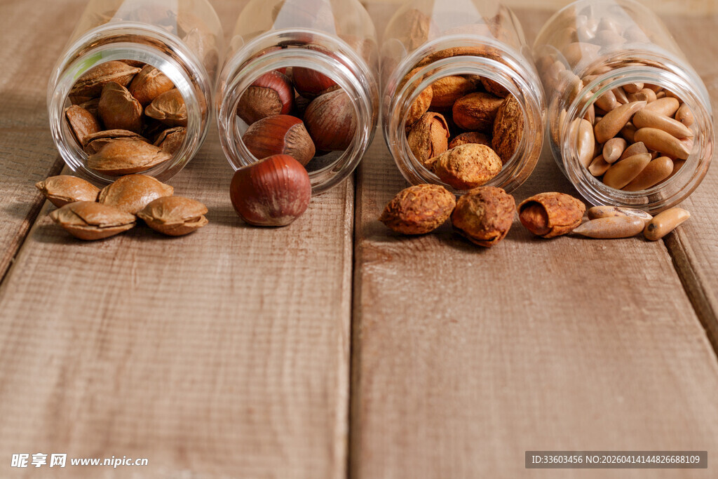 罐装坚果摆放在木质桌面上