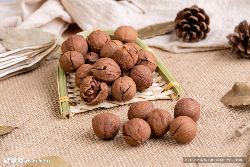 核桃摆放在古朴背景中